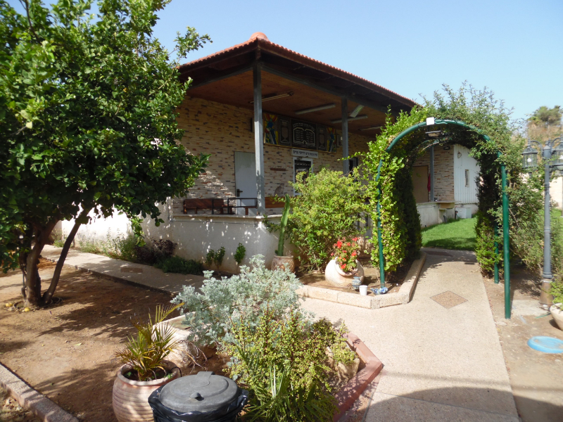 A home near the Tel of Yavneh. The academy of Rabbi Yohanan ben Zakkai might have looked like this if he was still teaching today.